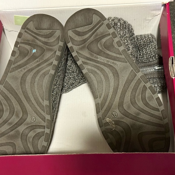 Cozy Gray Knit Boots - Picture 5 of 5